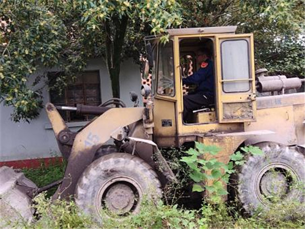 美化環(huán)境凝人心 雨中堅(jiān)守顯真情——隆山科峰公司黨支部開展主題黨日活動(dòng)6.jpg