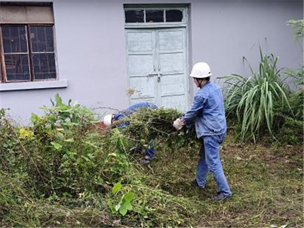 美化環(huán)境凝人心 雨中堅(jiān)守顯真情——隆山科峰公司黨支部開展主題黨日活動(dòng)1.jpg